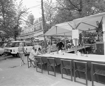 884144 Gezicht op het 'Feestterrein Max Havelaar' op het Janskerkhof te Utrecht, ingericht door het Utrechtsch ...